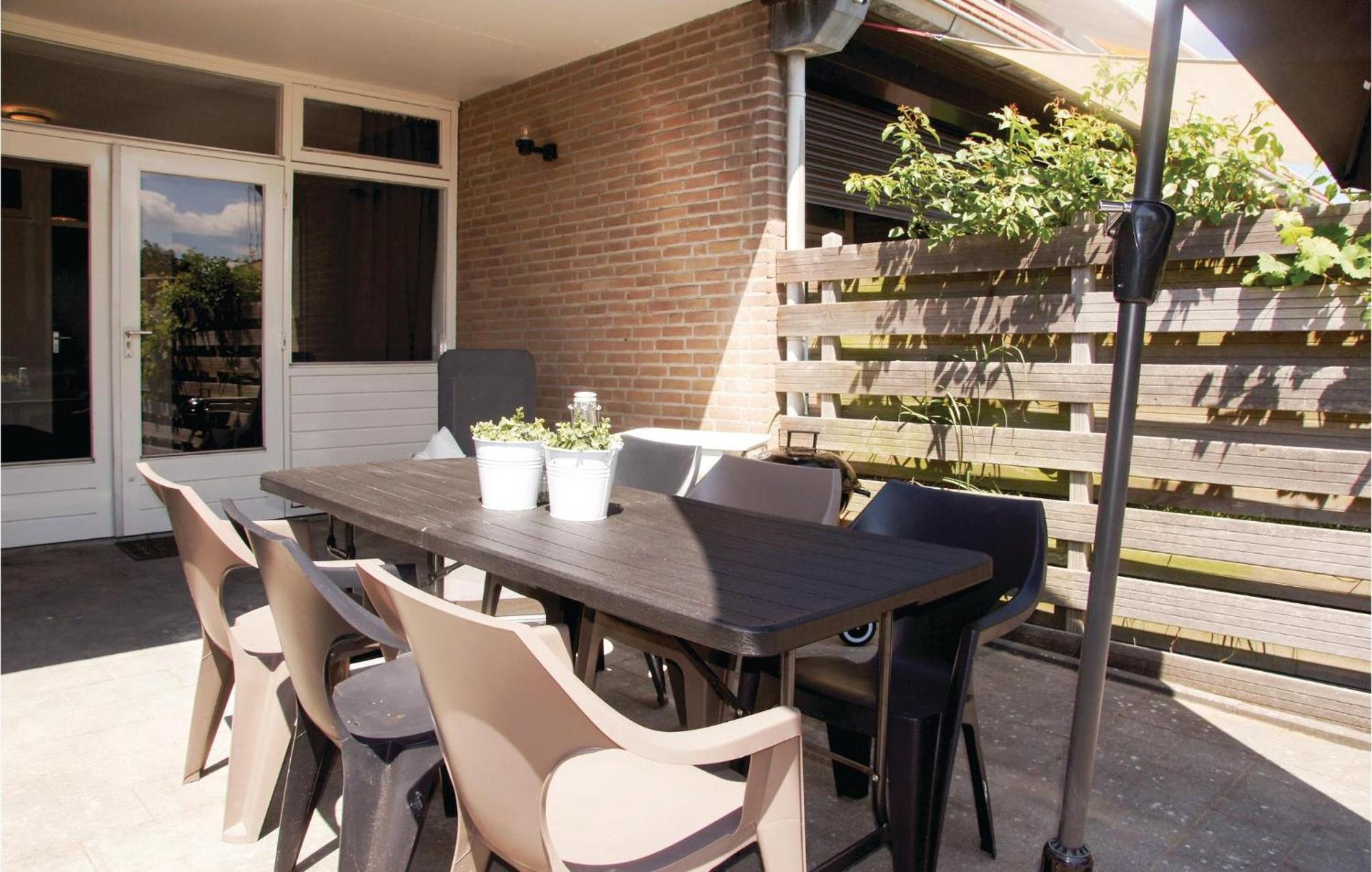 Stunning Home In Bruinisse With Kitchen Εξωτερικό φωτογραφία